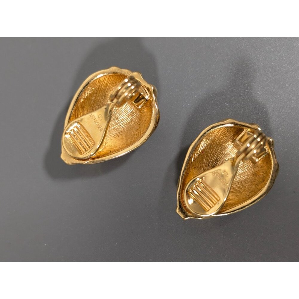 VTG Monet Ribbed Texture Teardrop Clip On Earrings Gold Tone Classic‎ Statement - Picture 7 of 8